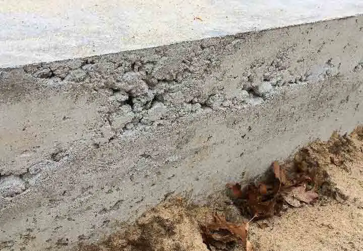Surface honeycomb in concrete