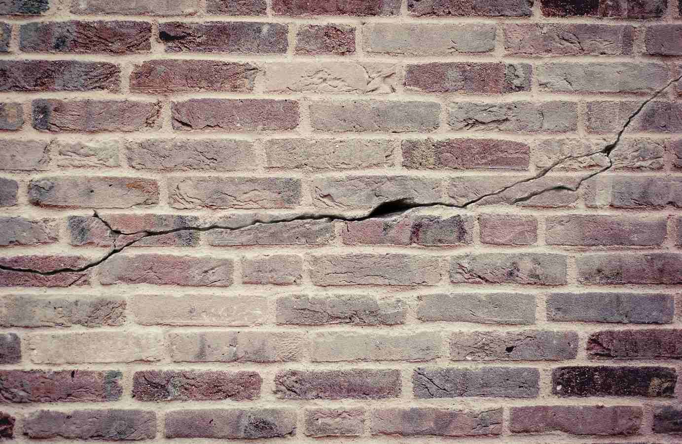 Horizontal cracks in a brick wall